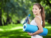 Тренировки с резиновыми петлями на свежем воздухе