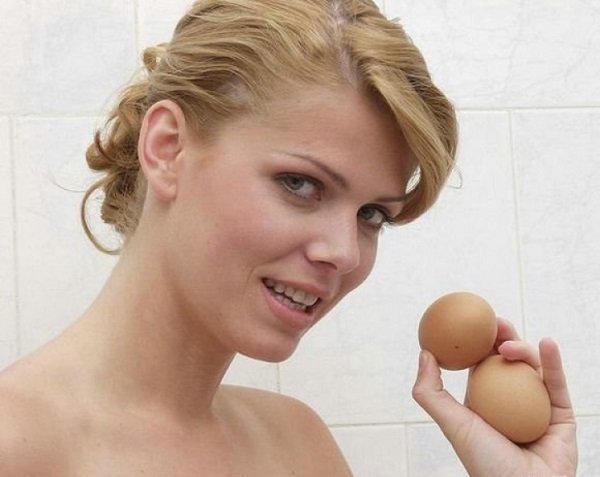 Яйца мужчины в руках женщины Яйца мужчины в руках женщины