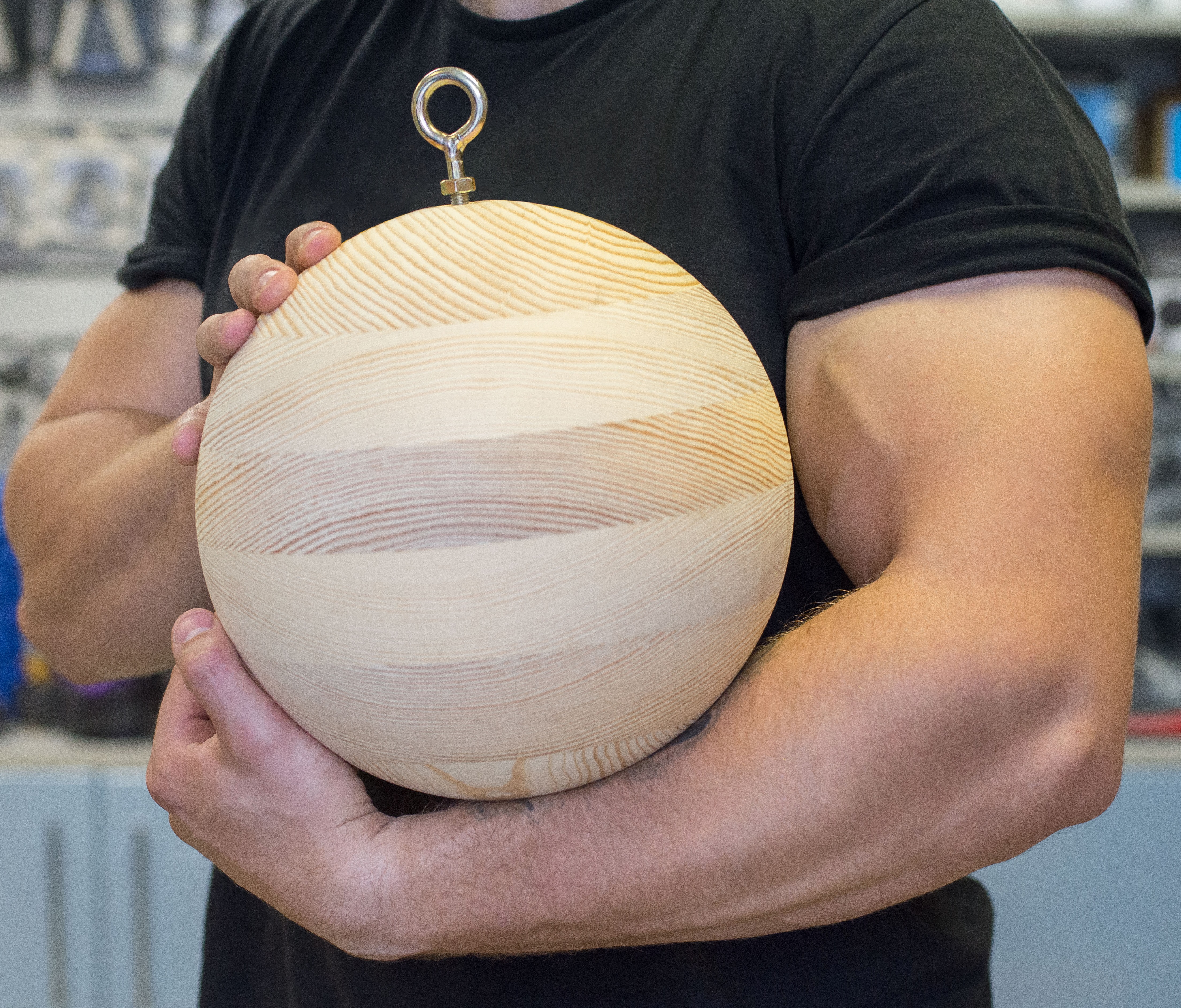 Из деревянных шаров. Шар деревянный. Большой деревянный шар. Мяч из дерева. Шарик из дерева.